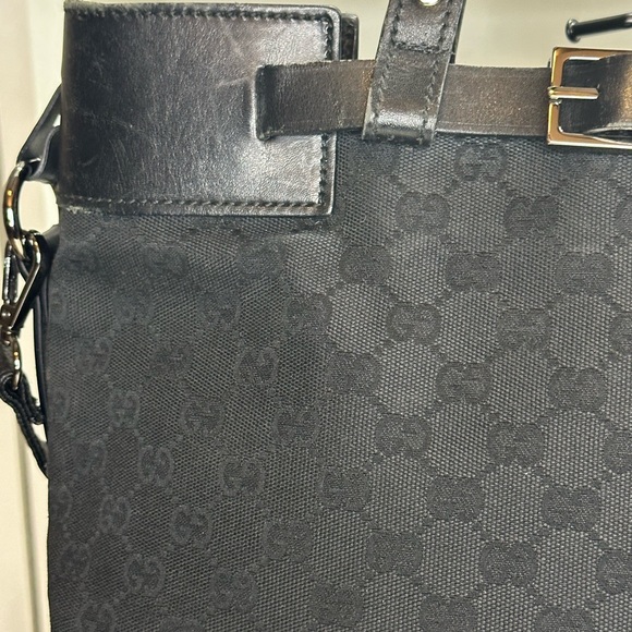 Gucci Black Messenger Bag with Structured Shape and Adjustable Strap - Picture 3 of 16